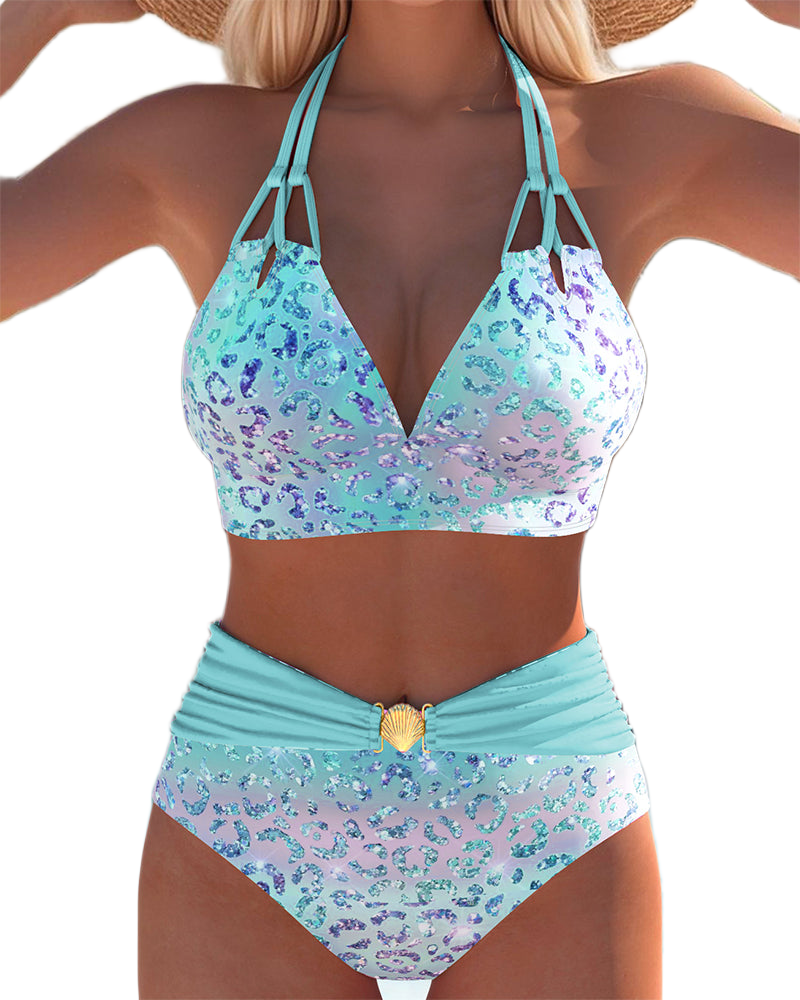 Bikini sexy con un estampado llamativo y un ribete elegante alrededor del escote.