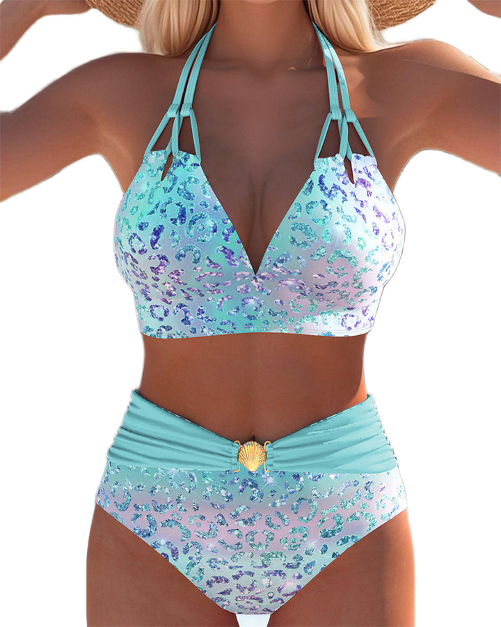 Bikini sexy con un estampado llamativo y un ribete elegante alrededor del escote.