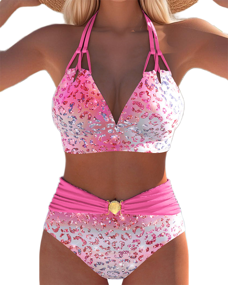 Bikini sexy con un estampado llamativo y un ribete elegante alrededor del escote.