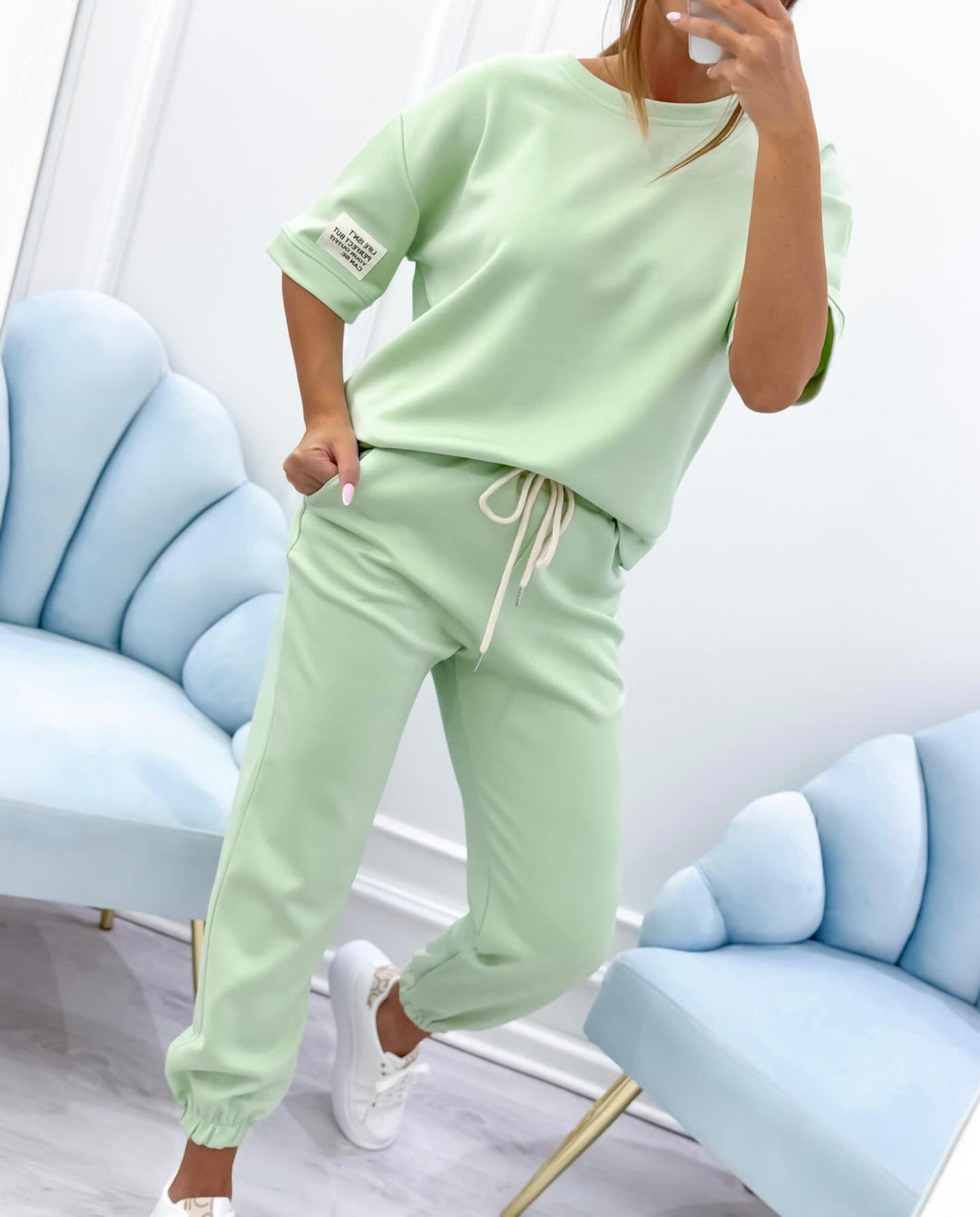 Conjunto casual para mujer con top y pantalón lisos, cómodo y con estilo