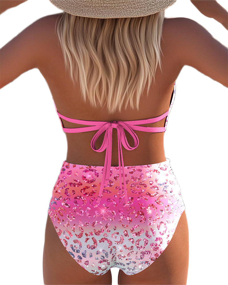 Bikini sexy con un estampado llamativo y un ribete elegante alrededor del escote.