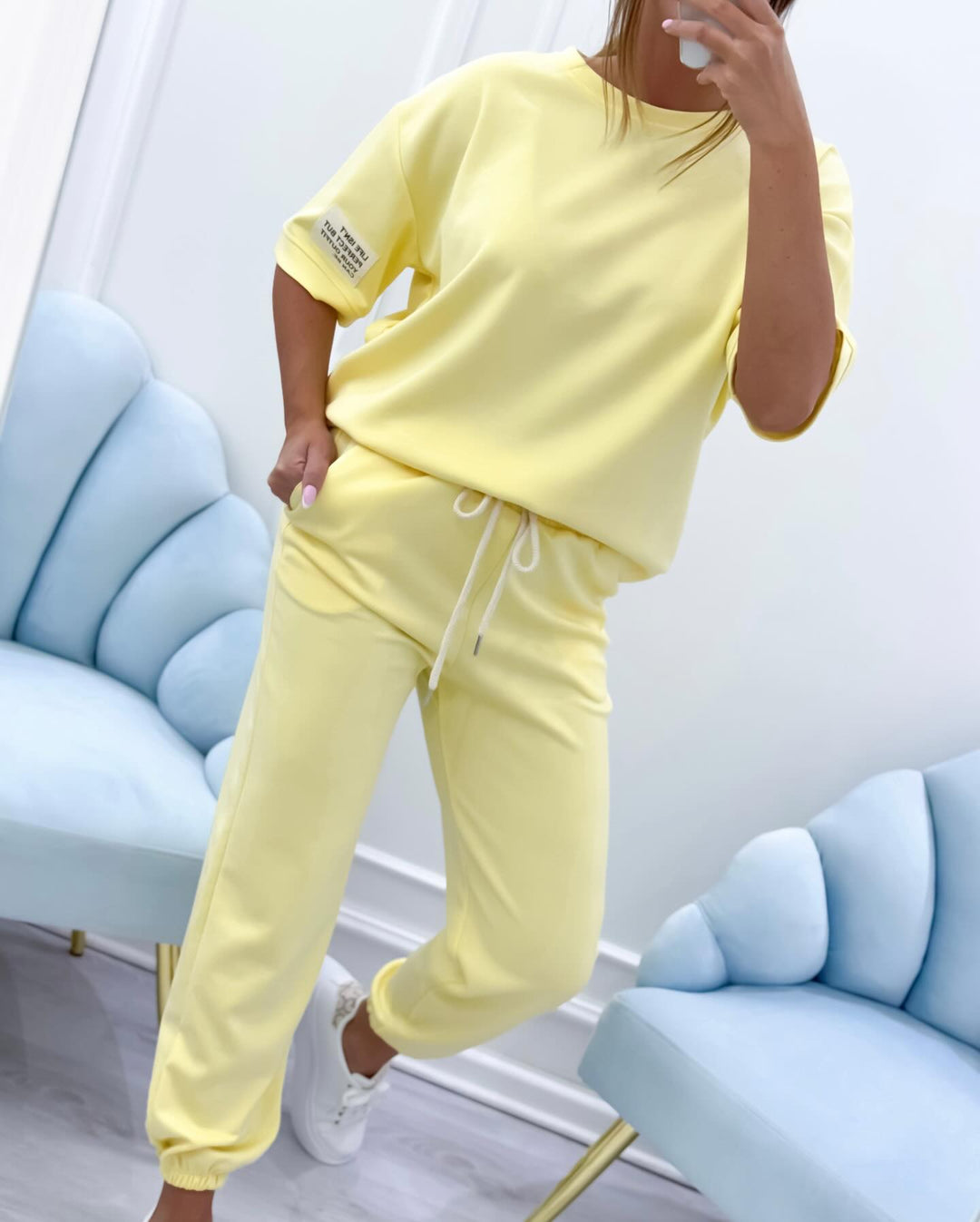 Conjunto casual para mujer con top y pantalón lisos, cómodo y con estilo