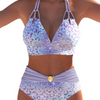 Bikini sexy con un estampado llamativo y un ribete elegante alrededor del escote.