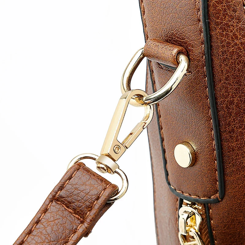 Aquí tienes opciones de título mejoradas:

- Carmela – Bolso de cuero
- Bolso de cuero Carmela
- Carmela – Bolso de cuero elegante
- Carmela – Bolso de cuero clásico
- Carmela – Bolso de cuero para mujer
- Carmela – Bolso de cuero, estilo atemporal
- Carm