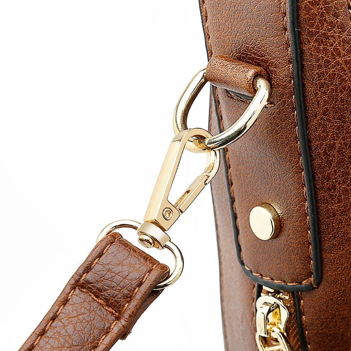 Aquí tienes opciones de título mejoradas:

- Carmela – Bolso de cuero
- Bolso de cuero Carmela
- Carmela – Bolso de cuero elegante
- Carmela – Bolso de cuero clásico
- Carmela – Bolso de cuero para mujer
- Carmela – Bolso de cuero, estilo atemporal
- Carm