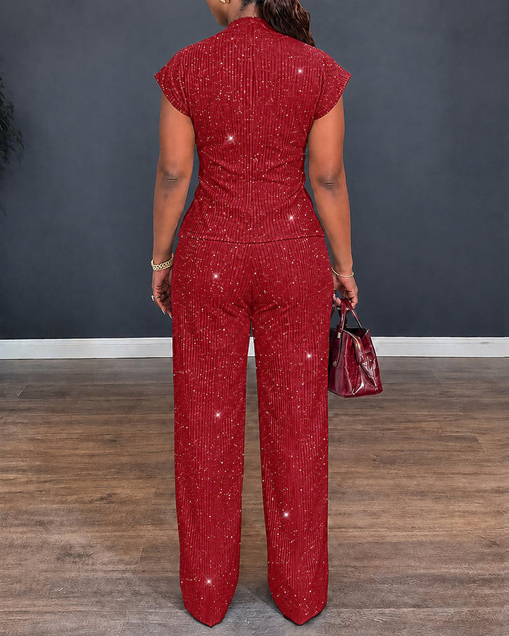 Conjunto de dos piezas para mujer con textura brillante.