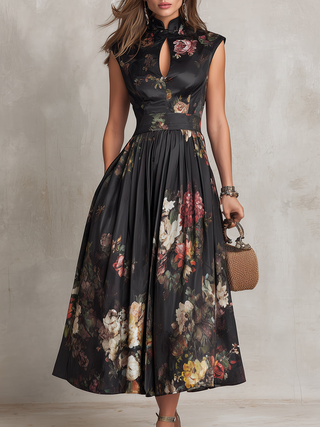 Vestido midi de satén plisado negro con escote tipo ojo de cerradura y estampado floral