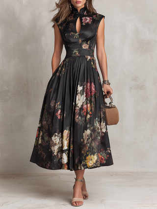 Vestido midi de satén plisado negro con escote tipo ojo de cerradura y estampado floral