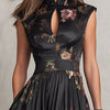 Vestido midi de satén plisado negro con escote tipo ojo de cerradura y estampado floral