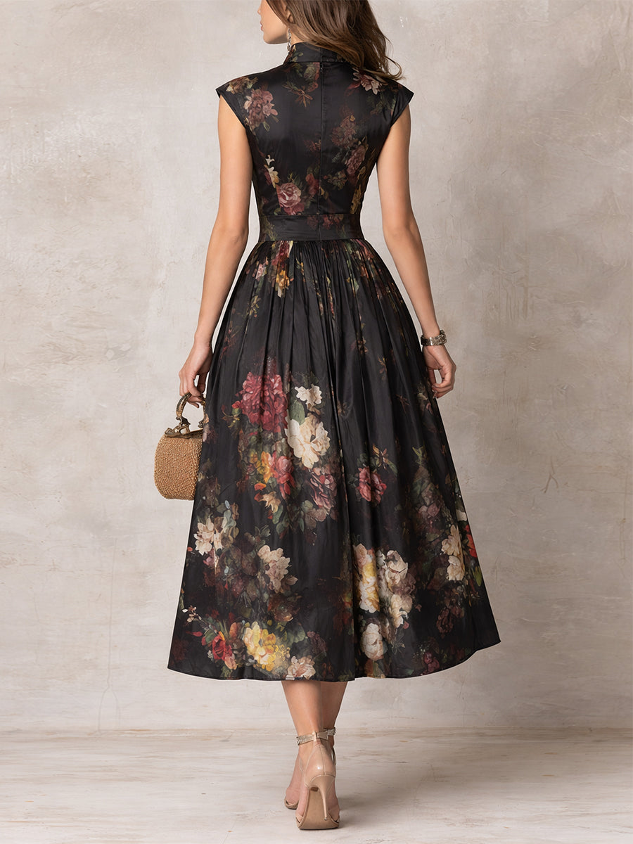 Vestido midi de satén plisado negro con escote tipo ojo de cerradura y estampado floral