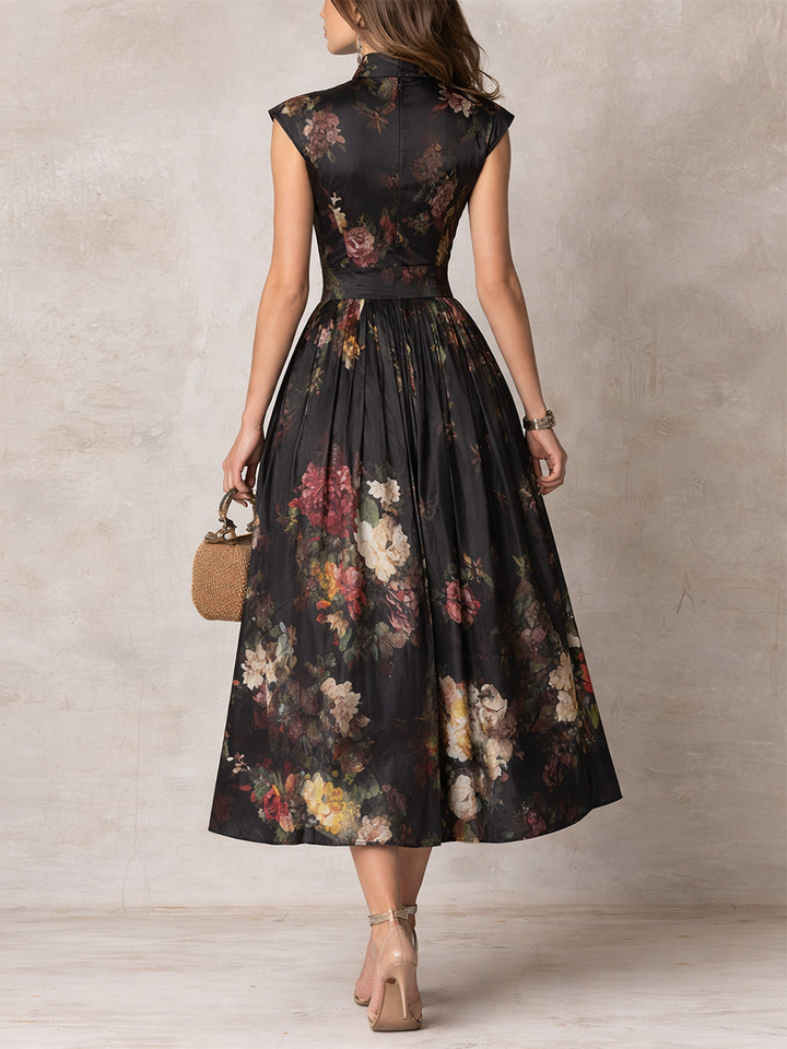Vestido midi de satén plisado negro con escote tipo ojo de cerradura y estampado floral