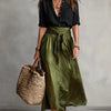 Vera – Conjunto de dos piezas: camiseta negra y falda midi verde oliva