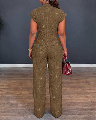 Conjunto de dos piezas para mujer con textura brillante.