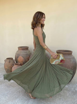 Vestido elegante sin tirantes de malla