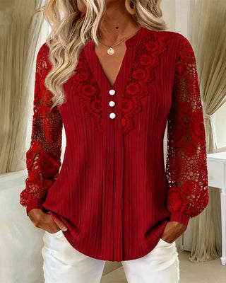 Camisa elegante de encaje con detalles refinados