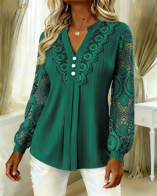 Camisa elegante de encaje con detalles refinados