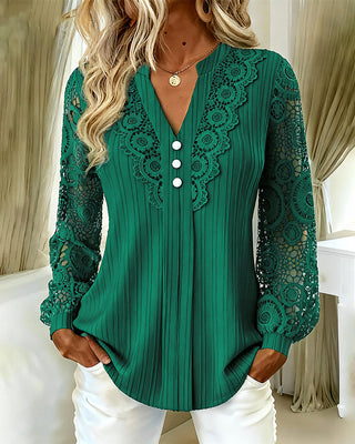 Camisa elegante de encaje con detalles refinados