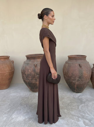 Vestido elegante sin tirantes de malla